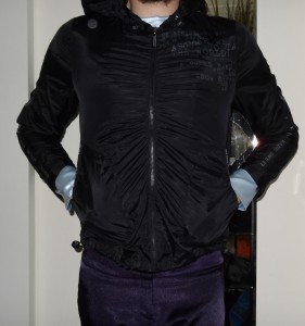 schwarze Regenjacke