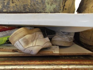Wenigstens die ausgelatschten Nike Air Force One haben sich &quot;ihre&quot; Müllabfuhr &quot;redlich verdient&quot;.