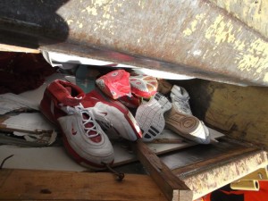 Noch ein schneller Blick auf die armen Sneakers, die gleich &quot;extra platt&quot; gepresst werden würden.