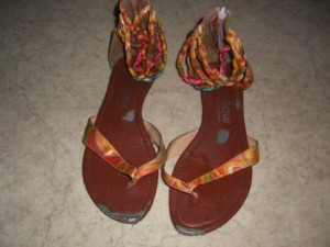 Flip Flop Sandalen, lagen in einer Tonne