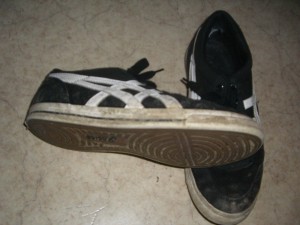 asics aus einem Müllsack