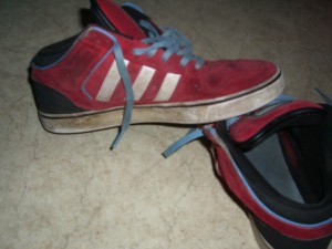 kaputte adidas aus einer Tonne