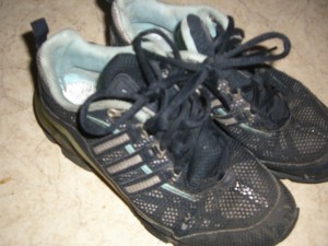 waren im Schuhkarton in einer Tonne