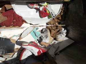 Müll0913 128.jpg (335.74 KiB) 5971 mal betrachtet Die geschundenen Basketballstiefel lagen in der Müllschüttung, aber die anderen Sneakers wurden noch vom Pressschild brutal gequält.