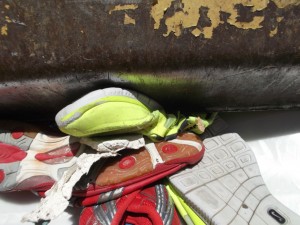 Die eben noch neuwertigen Neon Nike Frees waren nun plattgequetscht, verschrammt und geknickt - eben nur noch gepresster Müll! Davor waren die völlig makellos!!!