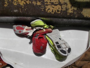 Geknickt, gequetscht, gefaltet, - Sneakers im Pressmüllauto haben (auch) keinen leichten Tod.