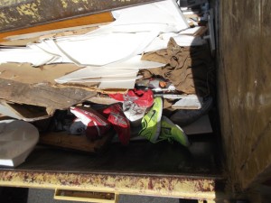 Müll0913 132.jpg (272.04 KiB) 5661 mal betrachtet Jetzt weiteres Gerümpel eingeladen und gepresst und die geilen Sneakers würden im Bauch des Pressmüllautos langsam aber sicher verschwinden.