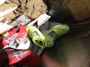 Müll0913 133.jpg (286.96 KiB) 5966 mal betrachtet Wieviele dieser Neon Nike Frees schon im Sperrmüll gelandet sind?