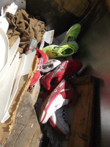 Wie wohl diese Sneakers sich auf der Müllkippe &quot;machen&quot; würden? Diese Frage wird wohl eines Tages noch beantwortet werden, aber erstmal werden die noch &quot;benutzt&quot; und dann gehts ab in den normalen Hausmüll. Ich denke, so geile Sneakers bringen ne geile Optik in der Mülltonne.