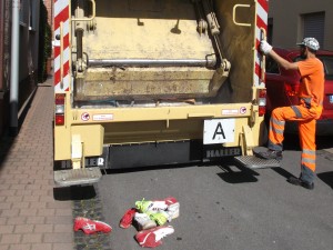 Die Sperrmüllabfuhr zieht ihres Weges und für die gepressten Sneakers ist der Leidensweg auch noch nicht zuende!
