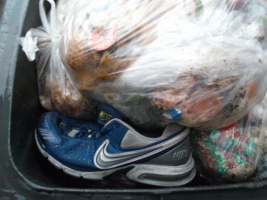 Ums Verrecken fand sich nicht mehr der andere Schuh dieses geilen Paares; - also Hausmüll.