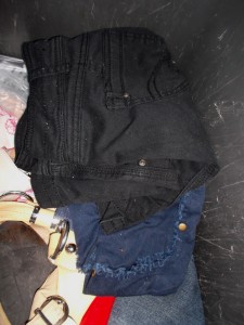 Diese Jeans und das Oberteil darunter kam wohl unmittelbar nach der Einstampfaktion in die Mülltonne.