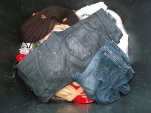 Geile Frauenjeans an welchen die Splitter des zertretenen Lampenschirms &quot;klebten&quot;.