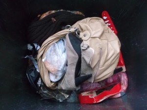 Endlich kam die interessante Handtasche zum Vorschein.