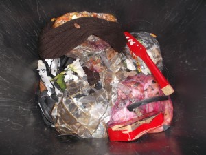 Als die ganzen Abfälle noch außen an der Mülltonne standen, &quot;verbrauchten&quot; sie noch viel Platz, aber eingestampft im Müll &quot;passt&quot; es.
