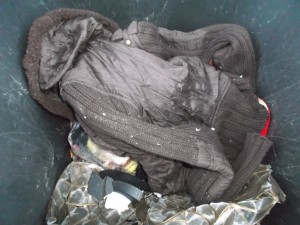 Etwas ausgeschüttelt, kann diese gerettete Jacke nun fetischistischen Handlungen dienen. Grins!