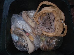 Neben Essensresten fand ich einen BH, einigen Hygieneabfällen und verlatschten Keilabsatzpumps.