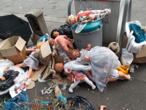 Müll0913 001.jpg (324.43 KiB) 11862 mal betrachtet Von der "Puppenmutti" verstoßen, wartet eine ganze Puppensammlung darauf von den Orangenen Engeln in den Müllhimmel gepresst zu werden!