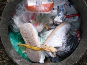 In dieser einen speziellen Müllbox habe ich schon sehr oft geilste Sneakers finden können. Immer in der gleichen Größe und gleichem Geschmack.