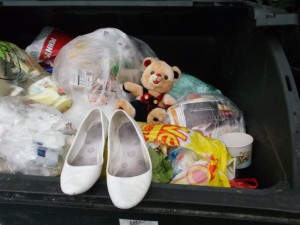 Süßes Stofftier und süße verlatschte Ballerinas; - jetzt im Müll.