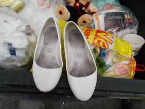Die verlatschten käsigen Schuhe hat er aber dann doch verschmäht.