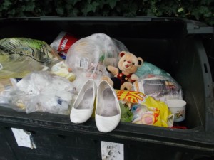 Die Müllabfuhr traf diese Ballerinas dann doch nicht. Jessica meinte später, die könne sie noch etwas tragen für &quot;schmutzige Gelegenheiten&quot;. Dann wird sich halt etwas später unsere Mülltonne drum &quot;kümmern&quot; müssen. Grins!