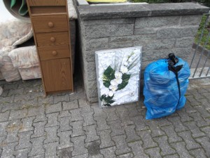 Eine rassige (vermutlich) Endzwanzigerin mit schwarzen Haaren bis zum Hintern kam aus dem Haus und ging zu den Müllmännern. die schon in der Nachbarschaft den Müll einluden. Sie fragte die Jungs von der Sperrmüllabfuhr, ob sie noch einen Sack mit Abfällen dazustellen könne.