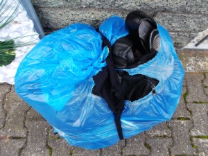Die Müllmänner wiesen sie allerdings drauf hin, dass sie keine &quot;nassen&quot; Küchenabfälle mitnähmen. Sie versicherte ihnen lachend, dass ihre Abfälle trocken seien.