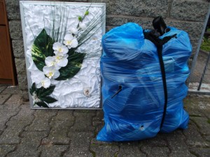Müll0913 140.jpg (335.67 KiB) 5186 mal betrachtet Sie schleppte einen schweren prall gefüllten blauen Müllsack aus dem Haus und war sichtlich froh, ihrem Müll gleich los zu sein, denn die Müllmänner waren schon an ihrem Haus angelangt.