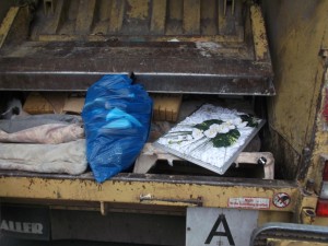 Müll0913 142.jpg (308.53 KiB) 5491 mal betrachtet Der blaue Müllsack war komplett voll mit ihren geilen Schuhen und Stiefeln!! Das unglaublich kitschige Bild kam glücklicherweise auch mit weg.