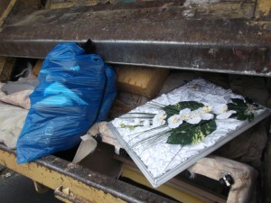 Die junge Frau erzählte den Müllmännern, dass sie hier nun dabei sei wegzuziehen und sie gezwungen wäre, ihre &quot;exorbitante&quot; Schuhsammlung teilweise &quot;zurückzulassen&quot;.