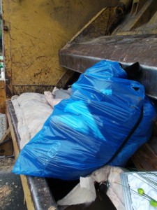 Müll0913 144.jpg (281.63 KiB) 5183 mal betrachtet Ein Müllmann stellte ihr die naheliegende Frage, warum sie ihre Schuhe nicht verkaufen oder über die Altkleidersammlung loswerden wolle. Sie meinte, dass sie eine zu enge Beziehung zu ihren Lieblingen hätte und diese nicht an den Füßen einer anderen Frau sehen möchte.