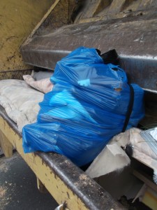 Müll0913 145.jpg (311.98 KiB) 5183 mal betrachtet Leicht angewidert und erleichtert zugleich sah sie auf ihren Müllsack, der durch die anlaufende Presse immer mehr unter Druck geriet.