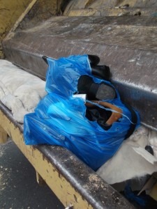 Die süße Frau litt zusehends unter ihren sich im Pressmüllauto windenden Schuhen und Stiefeln. Lachend überspielte sie ihre Trauer: &quot;Na meine alte Strumpfhose hat doch bis zum Schluss gut gehalten, sonst wäre der Müllsack mir noch im Schalfzimmer geplatzt.&quot;