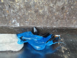 Die Luft entwich so schnell aus dem gepresst werdenden Müllsack, dass es pfiff und die Sackfolie überall aufplatzte und einriss.
