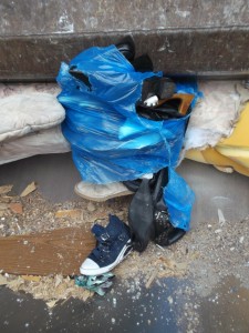 Der blaue Müllsack gab nun endlich auf und schon einen Teil der geilen Schuhe und Stiefel zum Betrachten frei.