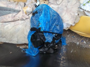 Noch immer hielt die alte Strumpfhose den aufplatzenden Müllsack einigermaßen zusammen.