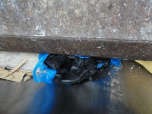 U. a. fast ungetragene schöne Stiefel mussten mit in den Müllsack  und waren jetzt schon total kaputtgepresst.