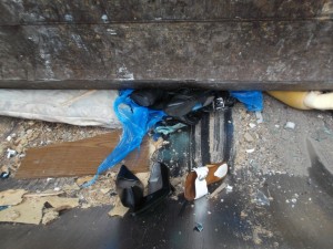 Der letzte &quot;Auftritt&quot; der sexy spitzen Pumps auf der stahlharten &quot;Tanzfläche&quot; der Müllschüttung.
