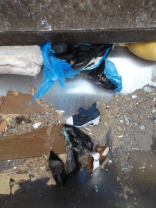 Schuhe die in die Müllschüttung herunterplumpsten, sahen böse gepresst aus!