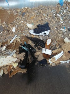 Trümmer, Splitter und verbogene und gefaltete Schuhe; ein böses Ende für die treugedienten Lieblinge einer Frau.