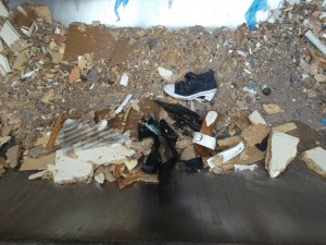 So zermalmt sahen ihre Schuhe und Stiefel mit der zarten Schuhgröße 37  in der Müllschüttung ziemlich verlassen und verloren aus.