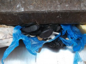 Beim Pressen und Verdichten krachten die Möbelteile und ächzten die armen Schuhe und Stiefel.