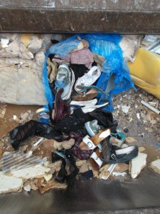 Oha, was für eine Menge gepresster Schuhe da in die Müllschüttung plumpsten.