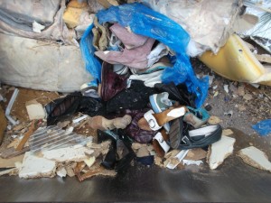Die Sperrmüllabfuhr hat (nicht nur) da ganze Arbeit geleistet. Diese vielen Müllschuhe nehmen nicht mehr viel Platz weg.