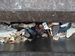 So schnell und effektiv werden geile Schuhe und Stiefel im Pressmüllauto vernichtet!