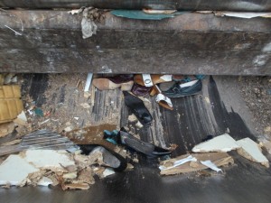 Immer skurriler wurden die Schuhe und Stiefel der tollen Frau zermalmt und verdreht.