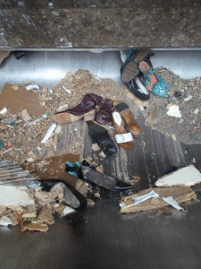 Es lohnt sich sehr, die Bilder sich genau Schuh für Schuh anzusehen und die entsetzlich brutale Vermüllung wahrzunehmen.