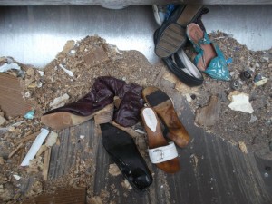 Schon öfters musste ich lesen, dass ja eigentlich Schuhe recht gut durch die Presse des Müllautos gekommen seien. Hier nun seht ihr, wie brutal es bei der Müllabfuhr doch zugeht.