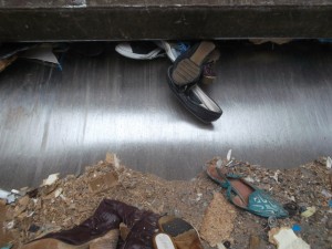 Wie die Katze mit einer erlegten Maus &quot;spielte&quot; nach meinem Empfinden das Pressmüllauto mit den zermalmten Lieblingen der Frau.
